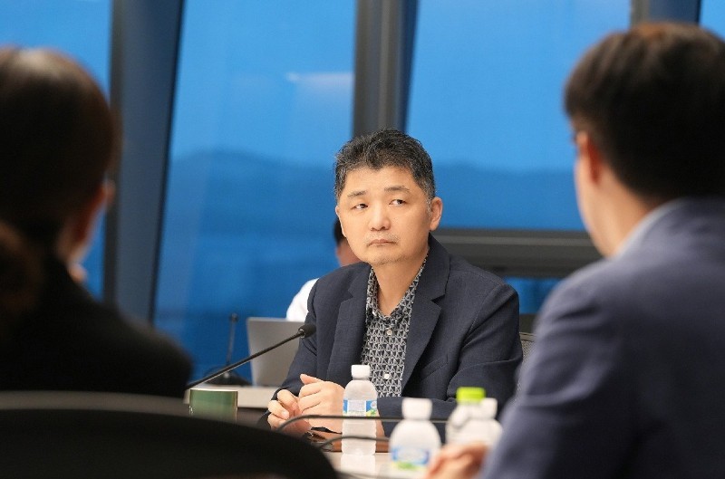 nha-sang-lap-kakao-corp-bi-bat-vi-cao-buoc-thao-tung-co-phieu1721706546-5989-23 Kim Beom-su trong cuộc họp với các công ty thành viên tập đoàn ở Seoul vào ngày 18 tháng 7. Ảnh: Kakao Corp.